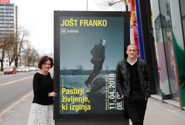 Kustosinja AS Galerija Petra Bizilj Silva in fotograf Jošt Franko