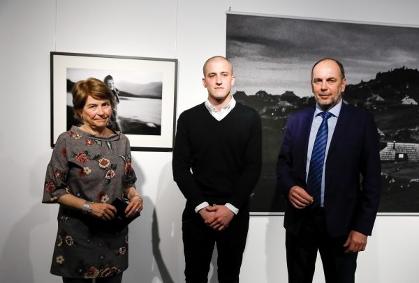 Novinarka in fotografinja Meta Krese, fotograf Jošt Franko in predsednik uprave Adriatica Slovenice Gabrijel Škof